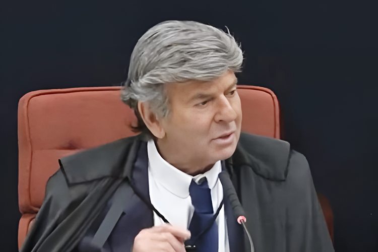 Com Bolsonaro réu, Luiz Fux vota e defende anular processo por ‘incompetência absoluta do STF’