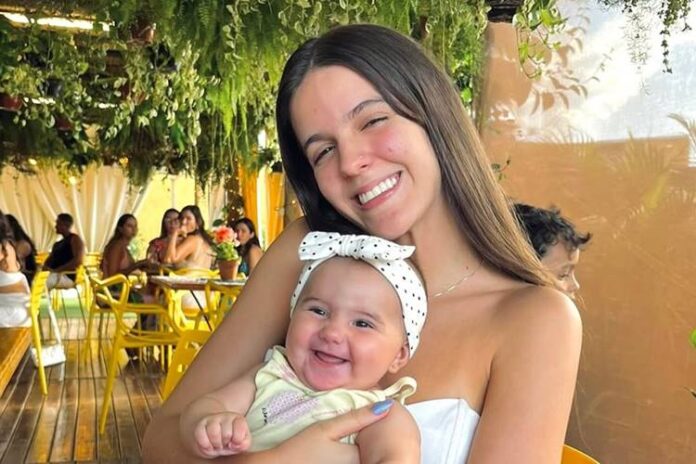 Maria Eduarda com a irmã Maria Eduarda com a irmã