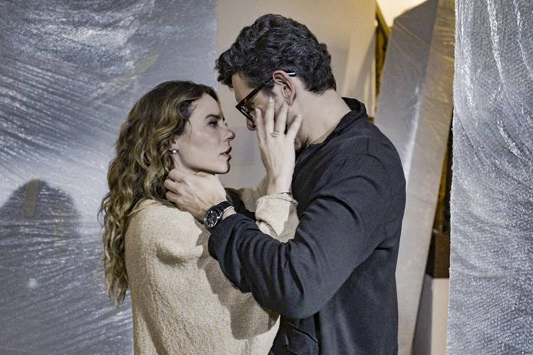 Vale Tudo: Clima esquenta entre Heleninha e Renato