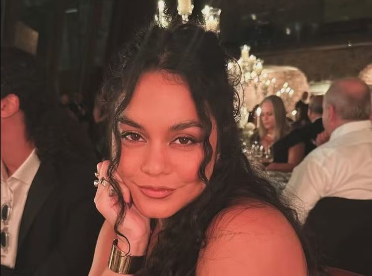 Atriz de High School Musical exibe barrigão em viagem à Itália