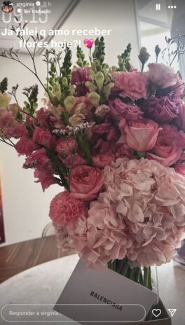Virginia recebe flores (Reprodução/Instagram)