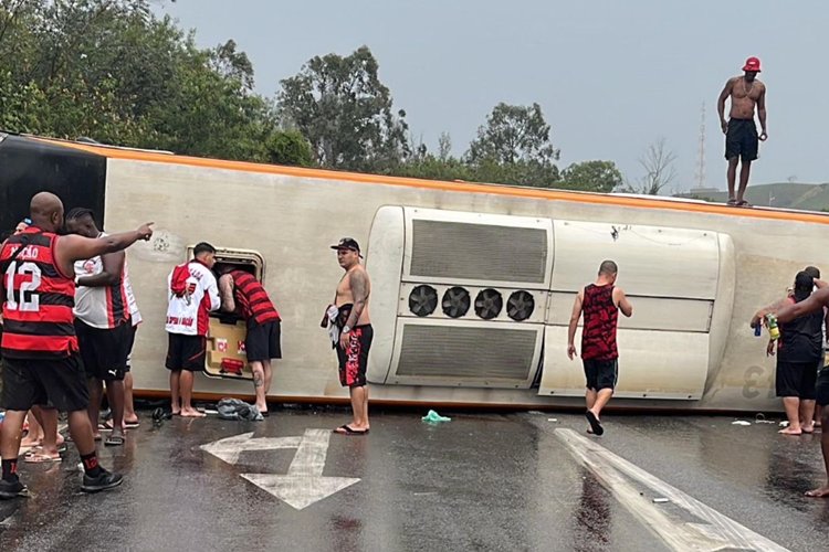 Ônibus com torcedores do Flamengo capota a caminho da Argentina