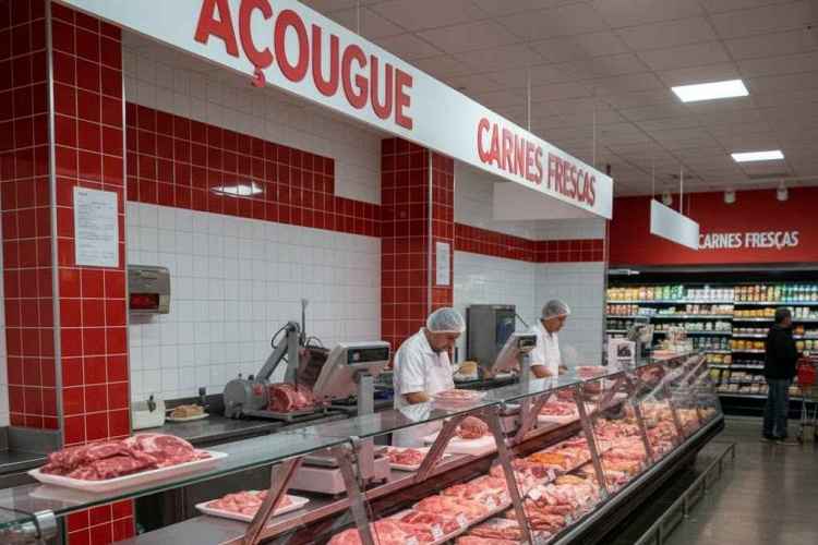 Boi invade supermercado e causa tumulto em MG: ‘Correu atrás do açougueiro’