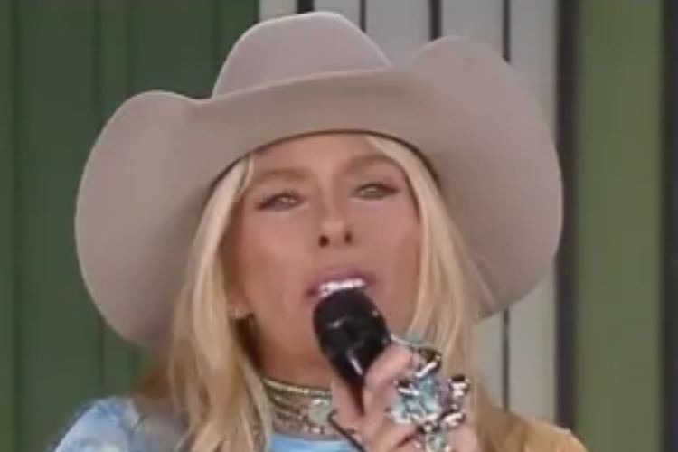 A Fazenda 17: Galisteu não se segura e comemora ao vivo vitória sobre a Globo