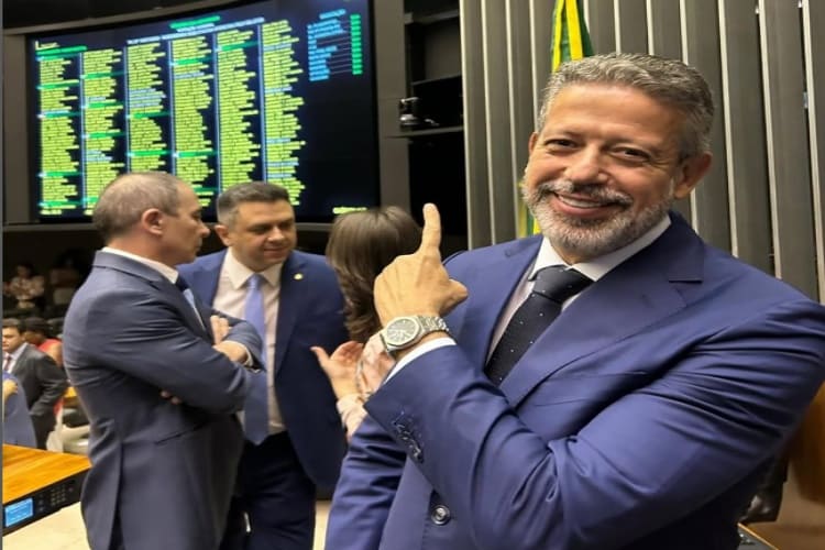 Arthur Lira faz piada com metanol: ‘Uísque aqui é lacrado’