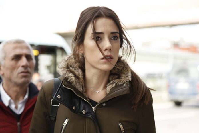 Cansu Dere vive Zeynep em Mãe Cansu Dere vive Zeynep em Mãe