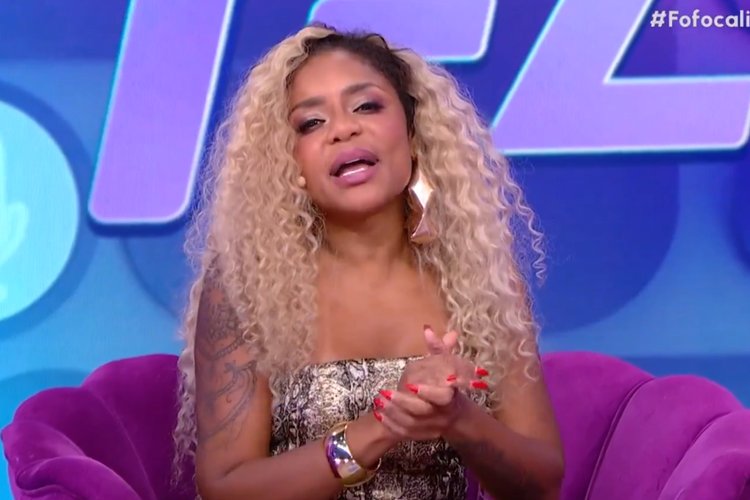 Aos berros, Cariúcha chama ícone da música brasileira de corna ao vivo no Fofocalizando