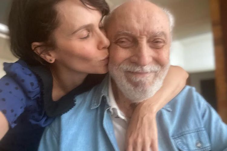 Débora Falabella comemora aniversário de 90 anos do pai