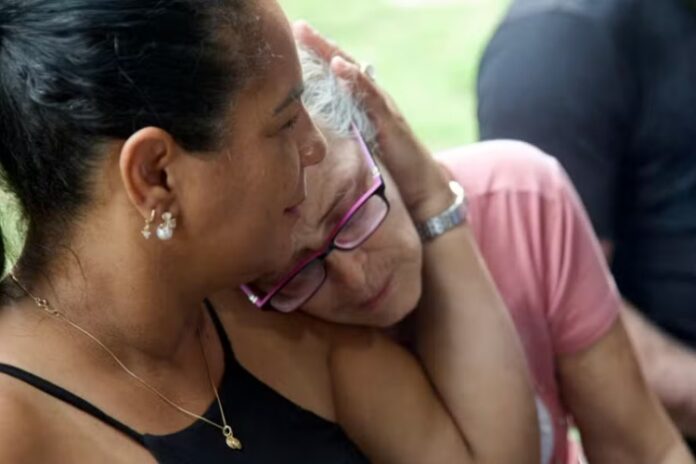 Débora Velloso Cabral (de óculos), mãe de Rodrigo Velloso Cabral, policial civil morto em megaoperação nos complexos da Penha e do Alemão - Reprodução: Redes Sociais