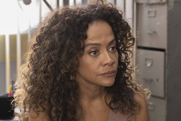 Dona de Mim: Tânia presta depoimento sobre morte de Abel