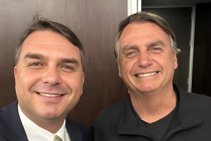 Flávio e Jair Bolsonaro Flávio e Jair Bolsonaro