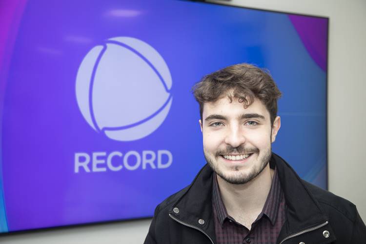 Record deseja renovar com João Augusto Liberato após estreia no ‘Domingo Espetacular’