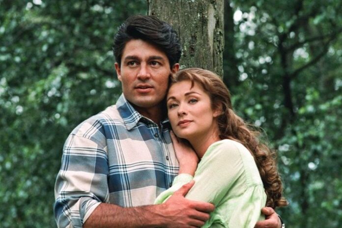 José Armando (Fernando Colunga) e Esmeralda (Letícia Calderón) José Armando (Fernando Colunga) e Esmeralda (Letícia Calderón) - Foto: Televisa/SBT