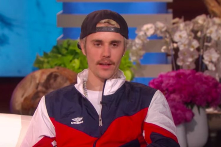 Justin Bieber surge ao lado de amigos assistindo Câmera Escondida do Programa Silvio Santos
