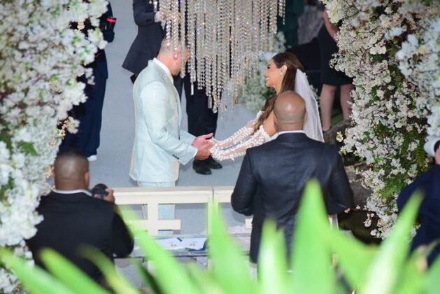 Lexa e Ricardo Vianna na cerimônia de casamento