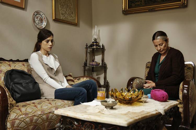 Novela Mãe: Zeynep desabafa com Gonul sem saber que fala com sua mãe biológica