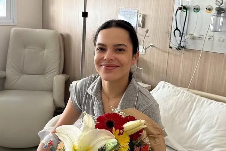 Ex-BBB Mayla Araújo explica internação para tratar problema de saúde