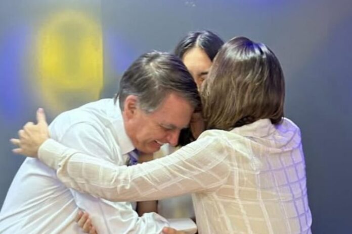 Michelle Bolsonaro, Jair Bolsonaro e Laura (Reprodução: Instagram)