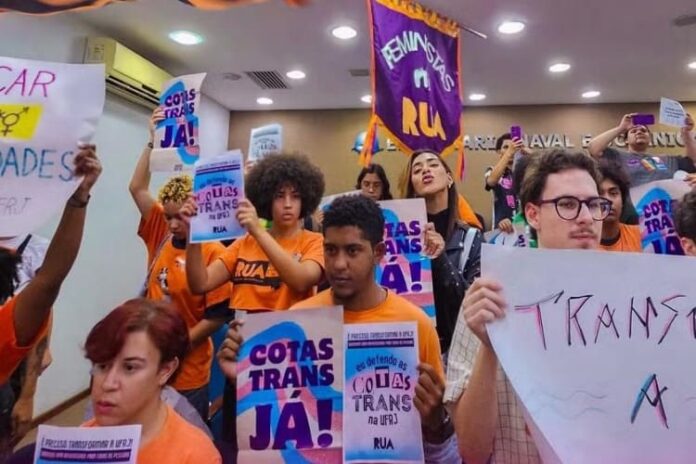 Estudantes e integrantes de movimento pelas cotas para pessoas trans, travestis e não-binárias em foto desta quinta (30) - Reprodução: Redes Sociais Estudantes e integrantes de movimento pelas cotas para pessoas trans, travestis e não-binárias em foto desta quinta (30) - Reprodução: Redes Sociais