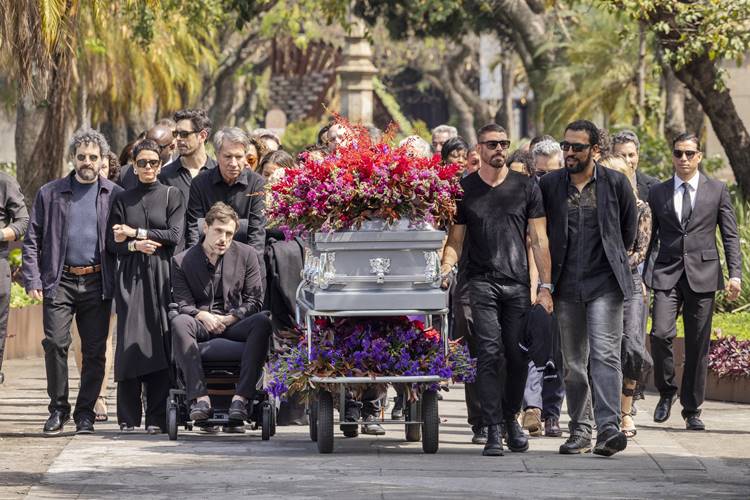 Vale Tudo: Enterro de Odete Roitman reúne familiares e levanta suspeitas sobre crime