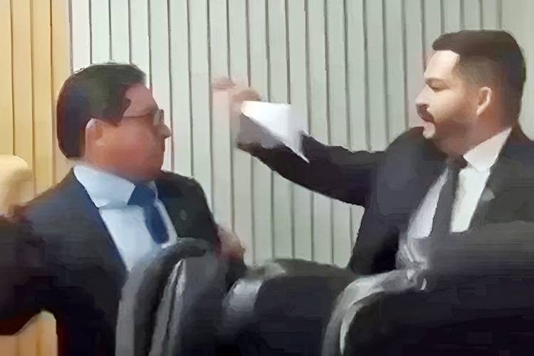 Vereadores trocam socos durante sessão em Câmara do Acre (Reprodução/Instagram) Vereadores trocam socos durante sessão em Câmara do Acre (Reprodução/Instagram)