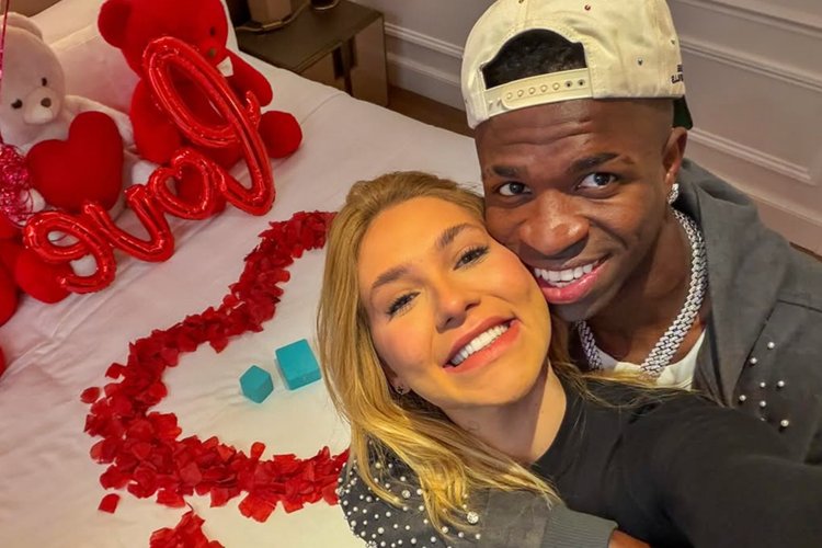 Virginia Fonseca ganha presente da mãe de Vini Jr.