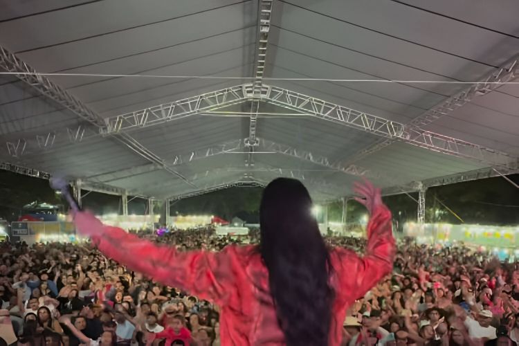 Mais um casal! Cantora anuncia fim de noivado e desabafa: “Muito difícil”
