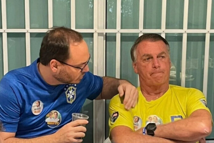 Carlos e Jair Bolsonaro Carlos e Jair Bolsonaro