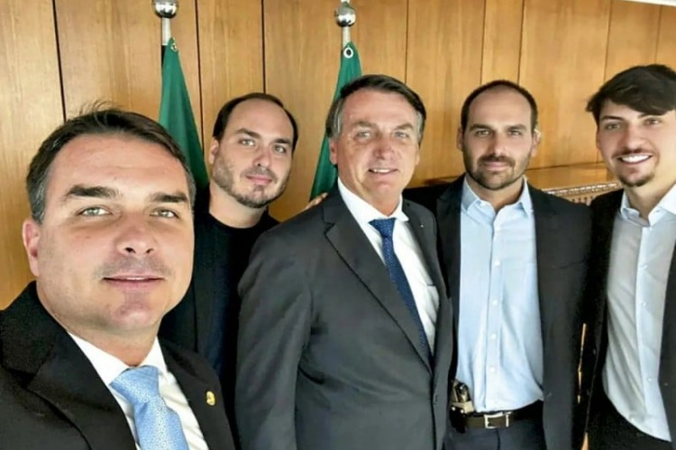 Carlos expõe revolta e diz que Eduardo jamais voltará a ver o pai, Jair Bolsonaro
