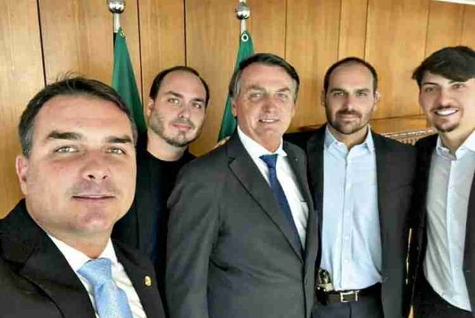 Jair Bolsonaro e filhos - Flávio, Eduardo, Carlos e Jair Renan Bolsonaro