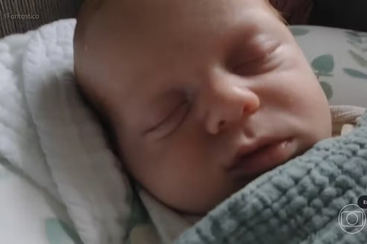 Thaddeus, o bebê que quebrou o recorde mundial ao nascer de um embrião congelado há 31 anos (Foto: Reprodução TV Globo)