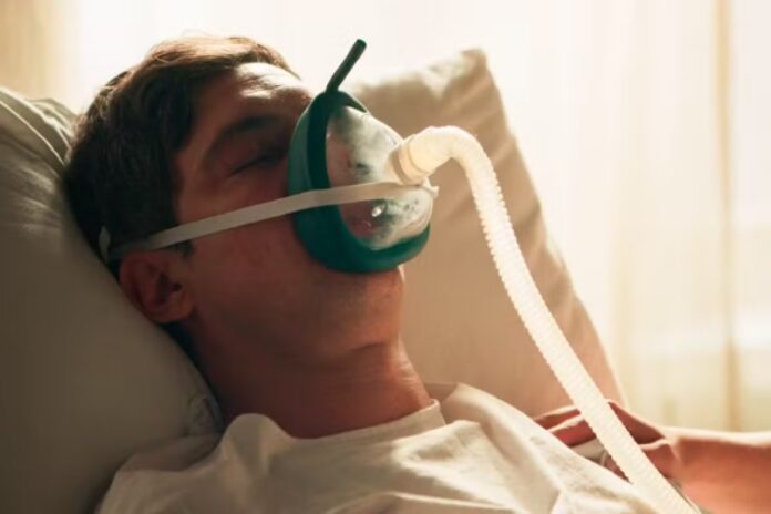 Candinho (Sergio Guizé) é internado em estado grave em Êta Mundo Melhor! - Reprodução: Rede Globo