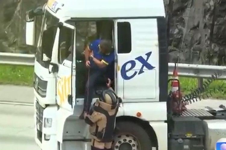 Após cinco horas, carreta com falsa bomba é retirada do Rodoanel na Grande SP