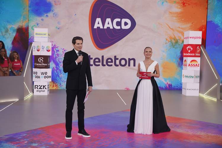 Celso Portiolli faz abertura do Teleton ao lado de Eliana