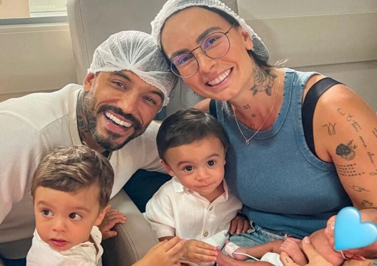 Clara Maia mostra o rosto de seu filho pela primeira vez após 67 dias na UTI