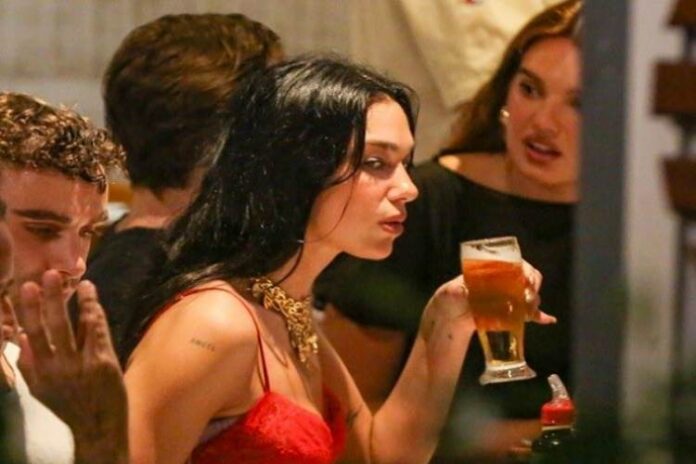 Dua Lipa Dua Lipa toma chope no Baixo Gávea