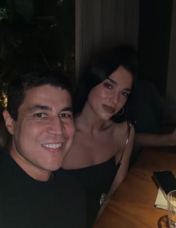 Dua Lipa tira foto com fã no restaurante - Reprodução: Redes Sociais Dua Lipa tira foto com fã no restaurante - Reprodução: Redes Sociais
