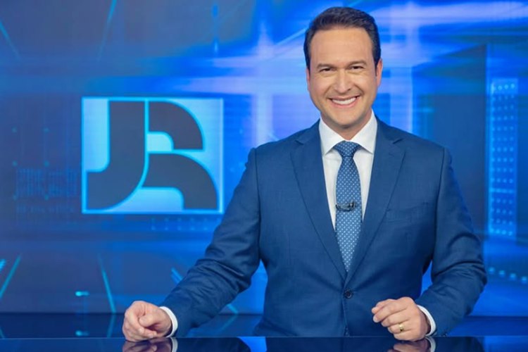 Eduardo Ribeiro deixa o comando do Jornal da Record e motivo vem à tona