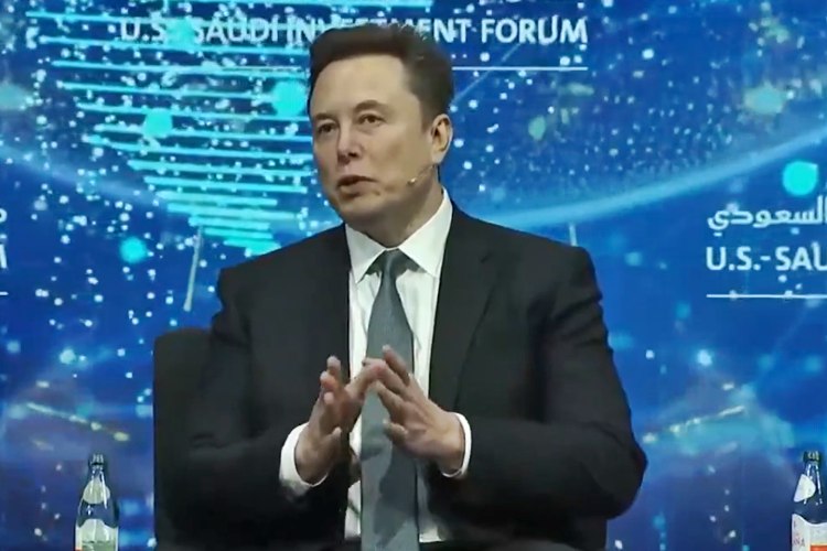 Elon Musk revela futuro provável com IA e robôs e faz promessa a população mundial