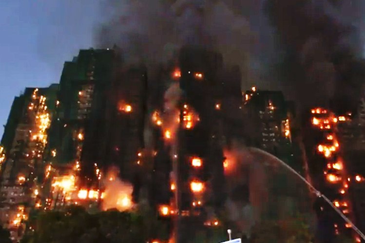 Grande incêndio em complexo residencial deixa vários mortos