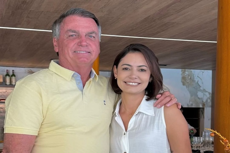 Defesa de Bolsonaro solicita visita de Michelle e dos filhos a Alexandre de Moraes