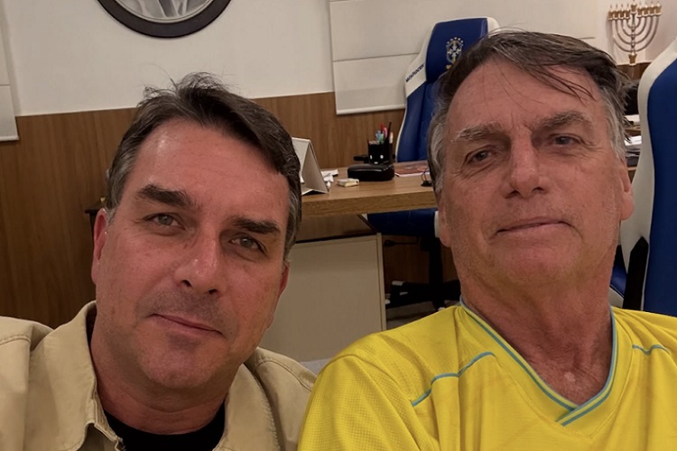 Flávio Bolsonaro convoca aliados para vigília após prisão do pai
