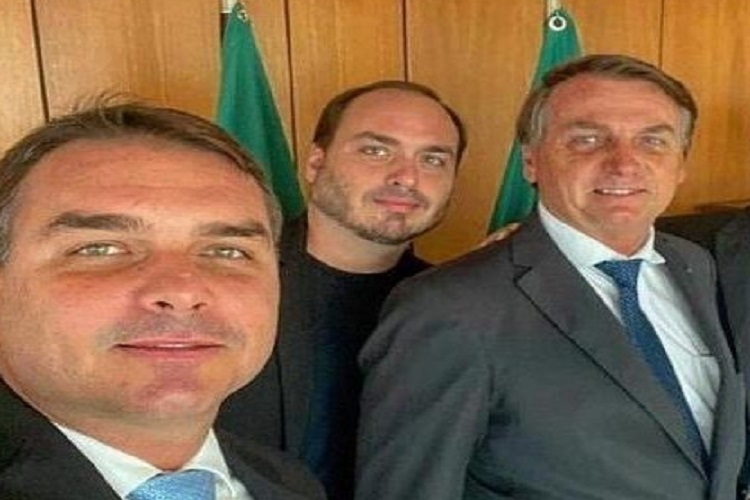 Flávio, Carlos e Jair Bolsonaro (Foto: Instagram)
