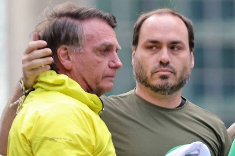 Em lágrimas, Carlos Bolsonaro diz que o pai vive injustiça ao ser preso