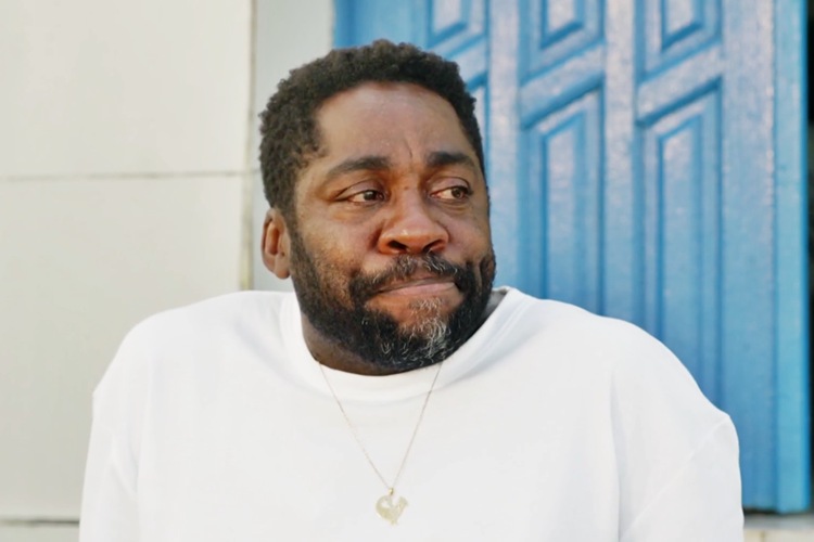 Lázaro Ramos chora ao lembrar agressão sofrida pela mãe, Dona Célia