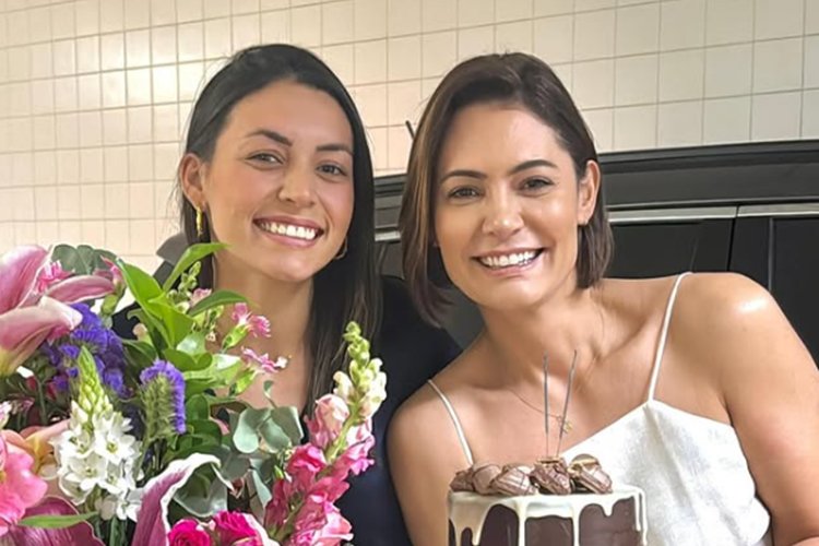 Fruto do ex-amor, Michelle Bolsonaro faz surpresa de aniversário para a filha mais velha