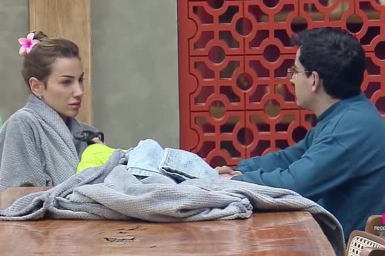 A Fazenda 17: Kamikaze! Maria cogita puxar Dudu para Roça