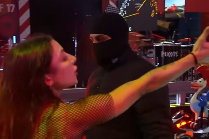 martina a fazenda Martina sendo contida por ninja em festa de A Fazenda 17 (Foto: Reprodução/ Record Plus)