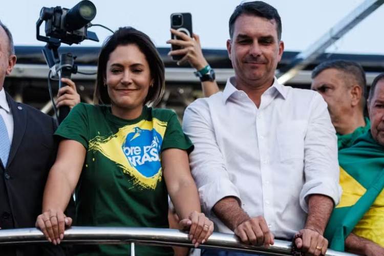 Michelle Bolsonaro e Flávio Bolsonaro - Reprodução: Redes Sociais Michelle Bolsonaro e Flávio Bolsonaro - Reprodução: Redes Sociais