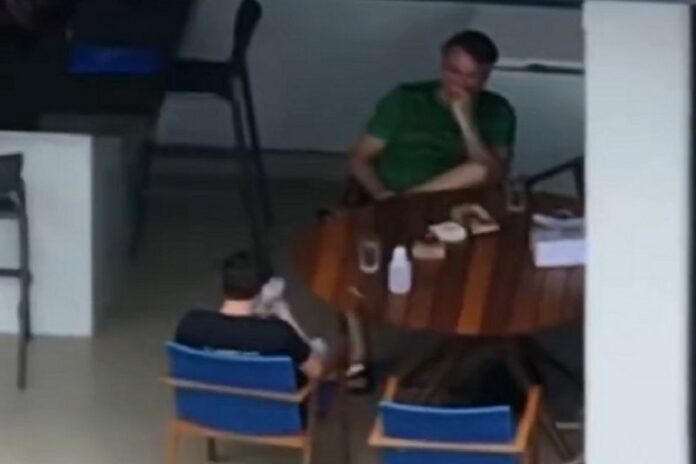 Alexandre de Moraes exige que defesa de Bolsonaro explique uso de celular durante visita de Nikolas Ferreira (Foto: TV Globo)